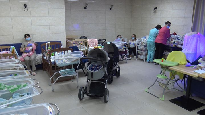 Six nurses veillent sur les bébés nés de la gestation pour autrui, dans cette pouponnière installée au sous-sol d’un immeuble à Kiev, en Ukraine. (GILLES GALLINARO / RADIO FRANCE)