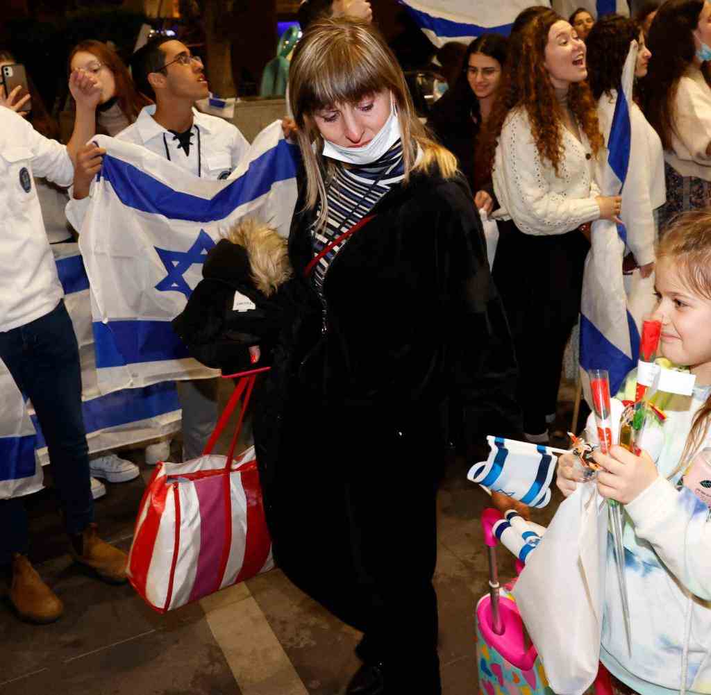 Dürfen sie bleiben? Flüchtlinge aus der Ukraine werden am Flughafen in Jerusalem begrüßt