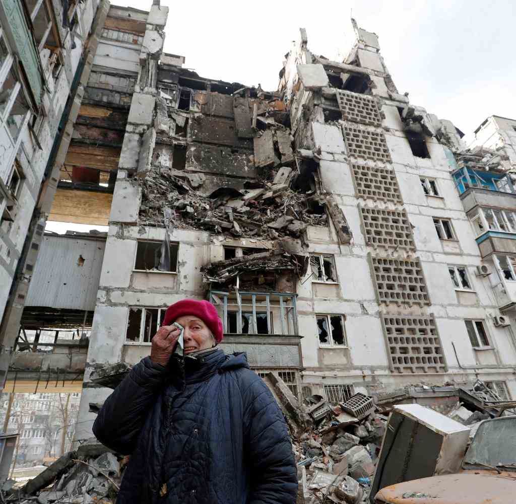 Die humanitäre Lage in Mariupol sei katastrophal, meldete das ukrainische Außenministerium. Die Evakuierung Mariupols und weiterer Städte wurde am Montag vorerst ausgesetzt