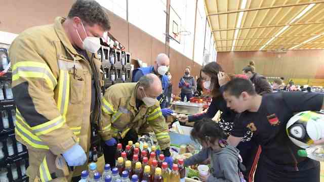 War in Ukraine: The fire brigades in the district help with the first aid for the refugees.  Sometimes also in Munich, like here Michael Spägele from the Neufahrn fire brigade, Andreas Gollasch from Hohenschäftlarn and Stefan Höne from Ebenhausen (from left).