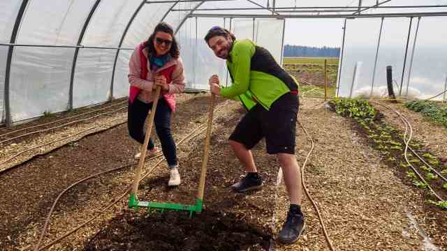 Nutrition: Melanie and Allessandro lend a hand on the day of participation and loosen up the soil.