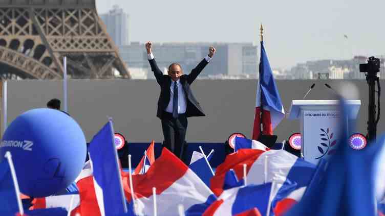 Le candidat Eric Zemmour devant ses partisans réunis au Trocadéro, à Paris, le 27 mars 2022. (BERTRAND GUAY / AFP)