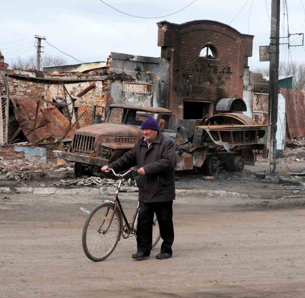 Ein Mann geht durch eine zerstörte Straße in der Stadt Trostjanez, rund 400 Kilometer östlich der Hauptstadt Kiew