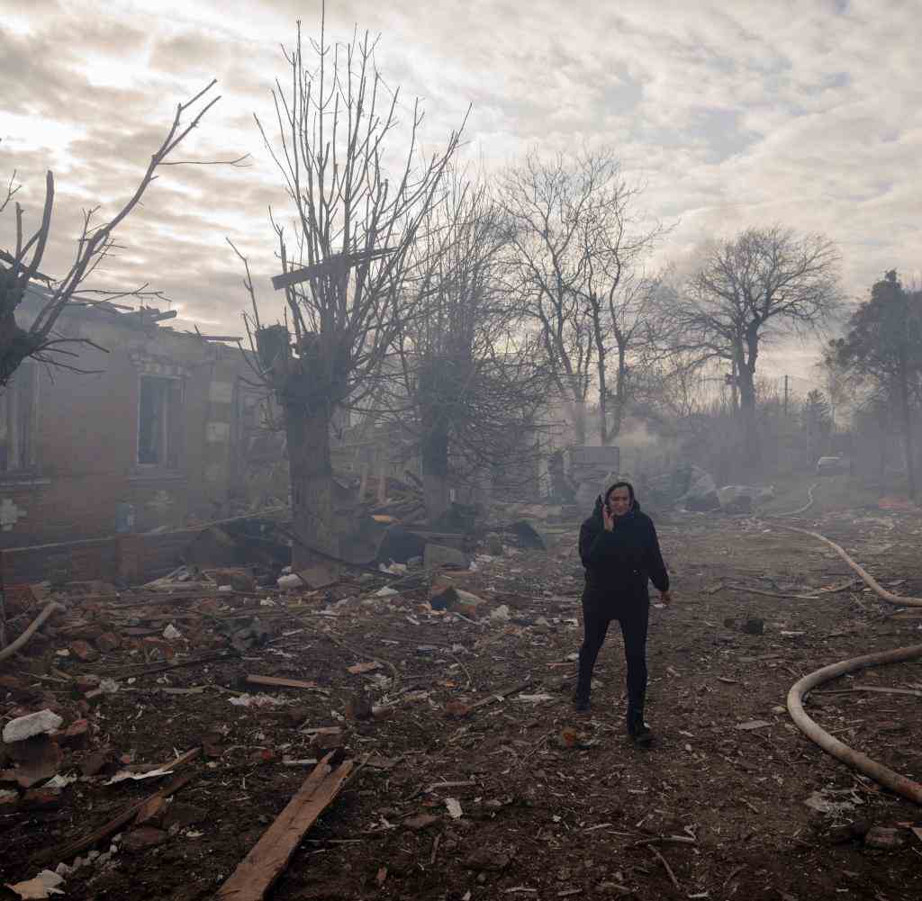 Eine Frau geht am Montag durch einen völlig zerstörten Vorort von Charkiw