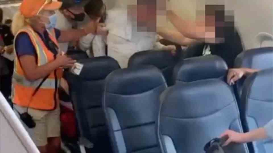 Violent argument: Airplane passenger refuses mask – dispute leads to a fight
