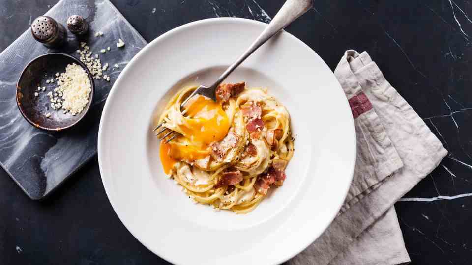 Pasta e basta: Spaghetti Carbonara There are hundreds of spaghetti carbonara recipes out there.  But hardly any of them are really error-free.  Cream, for example, has no place in the sauce.  In this recipe you will find out how the Romans really prepare their beloved carbonara.