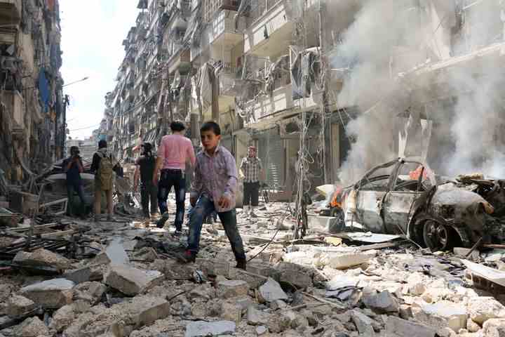Une rue dévastée d'Alep (Syrie) après un bombardement, le 28 avril 2016, lors du siège de la ville par l'armée syrienne et son allié russe. (AMEER AL-HALBI / AFP)