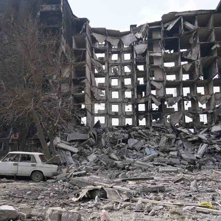 Un immeuble détruit par les combats à Marioupol (Ukraine), le 26 mars 2022. (ANADOLU AGENCY / AFP)
