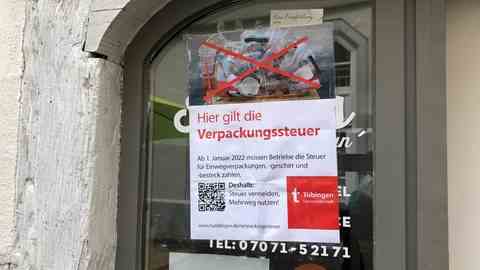 A poster from the city of Tübingen, attached to a shop window, with the inscription "The packaging tax applies here" (Photo: SWR, Stefanie Assenheimer)