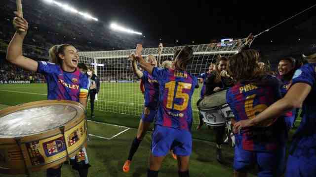 FC Bayern in the Champions League: Treble winners and world record holders: The FC Barcelona players around captain Alexia Putellas (left) experienced a very special evening at the Camp Nou on Wednesday.