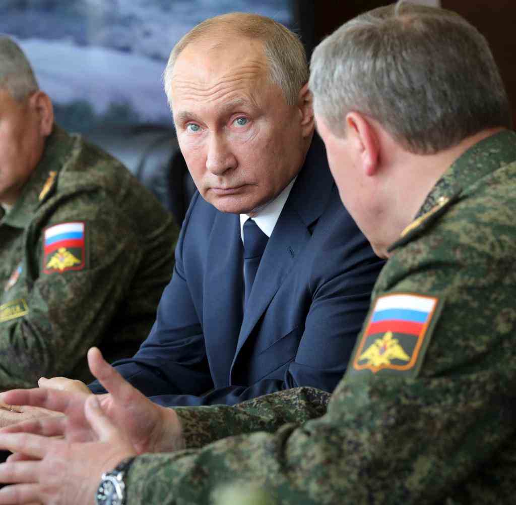 Wladimir Putin (Mitte), links von ihm sitzt Verteidigungsminister Sergei Schoigu
