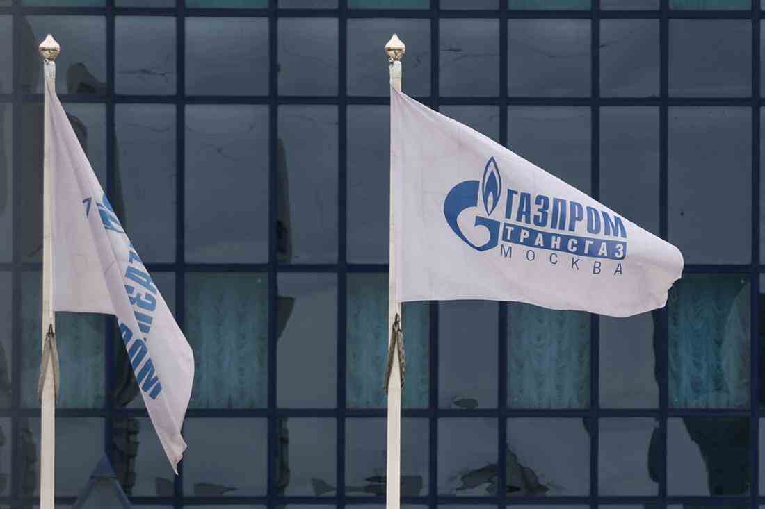Ukraine-Krieg: Gazprom-Flaggen vor einem Büro des Gas-Konzerns in Moskau im März 2022.