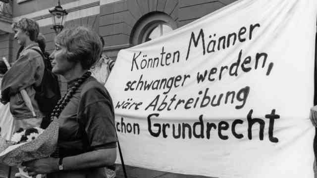 Series 1972: The Year That Remains, Episode 8: In 1993, women demonstrated in Karlsruhe for the right to an abortion.