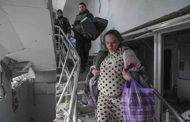 A pregnant woman injured in the Russian shelling of the Mariupol maternity hospital flees the scene.