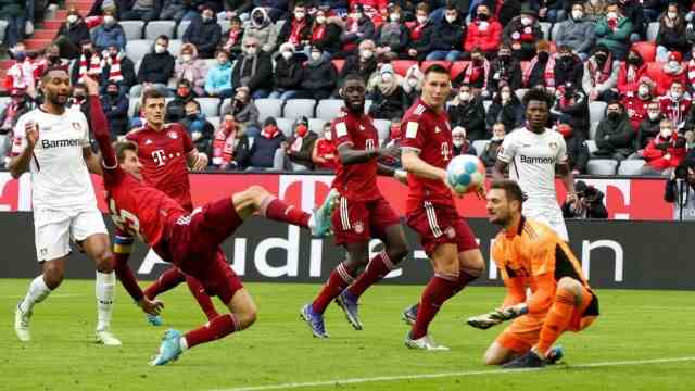 Bundesliga: And then the ball was in there - in his own goal: Thomas Mueller scored the equalizer for Bayer Leverkusen.