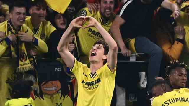 Champions League: A heart for Villarreal: Pau Torres (centre) celebrates his goal.