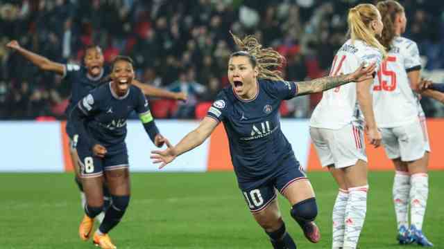 FC Bayern in the Champions League: Your shot should be the decisive one tonight: Ramona Bachmann (centre) celebrates her goal to make it 2-2 for Paris in the 112th minute.