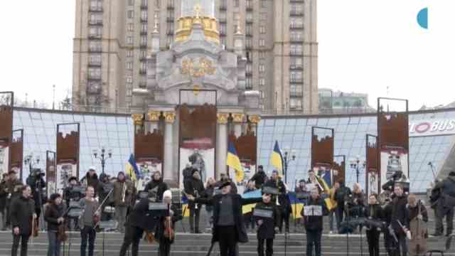 Concert on the Maidan: The Kyiv Classic Orchestra plays under the motto "Free Sky" at temperatures around freezing in front of the Independence Monument in Kyiv.