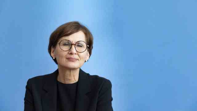 Innovation in Germany: Bettina Stark-Watzinger is the new Federal Minister for Education and Research and accepts the report of the expert commission.