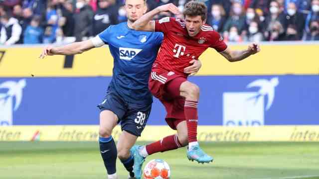 FC Bayern Munich: Thomas Müller (right, with Stefan Posch) praises FC Bayern's style of play after the game against Hoffenheim.