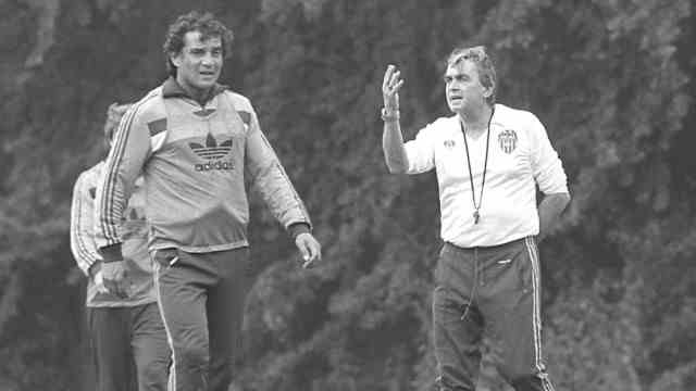 Felix Magath at Hertha BSC: In 1984, Felix Magath (left) no longer seems to be convinced of Ernst Happel's directives.  The heyday of HSV was drawing to a close, there was a crisis in the team, and two years later Magath, who had won the European Cup in 1983, ended his professional career.