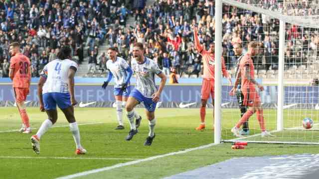 Hertha BSC wins 3-0: Niklas Stark scores 1-0 after a free kick.