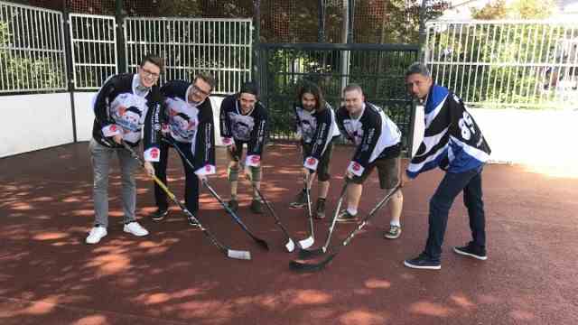 New club: The "hockey nerds" experience a strong influx of members.  Mayor Christoph Böck (right) has already grabbed a bat in 2021.