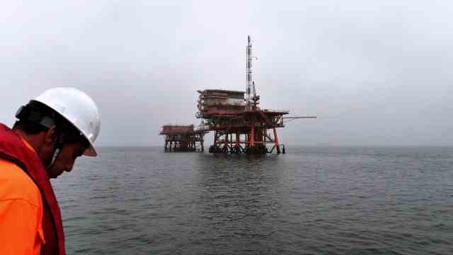 Italy: Actually, you didn't want to see such monsters anymore, but now Italy's government is facilitating new drilling for gas and oil: production platform of the Italian energy company Eni off the Adriatic coast.