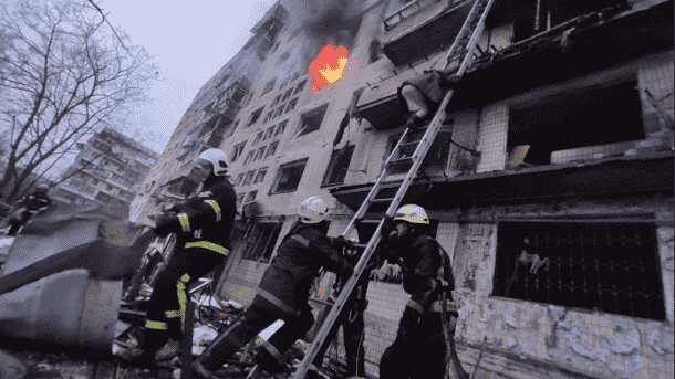 Feuer in einem Hochhaus in Kiew: Vier Personen seien gerettet worden.  (Quelle: Ukrainian State Emergency Service )