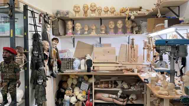 Celebrity tips for Munich and the region: Marionettes for Gockel's plays are made in Michael Pietsch's puppet workshop.