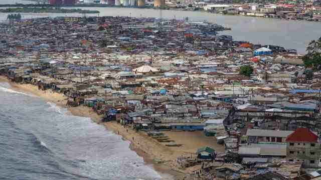 Architectural guide Africa: But also like this: Slum in Liberia's capital Monrovia.
