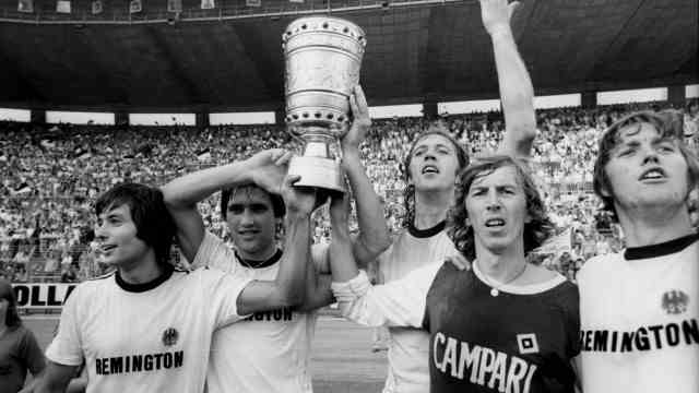 Obituary for Jürgen Grabowski: The only excitement of an unexcited career: After winning the cup with Frankfurt Eintracht, Jürgen Grabowski (2nd from right) wears the exchanged HSV shirt with the wrong advertising.