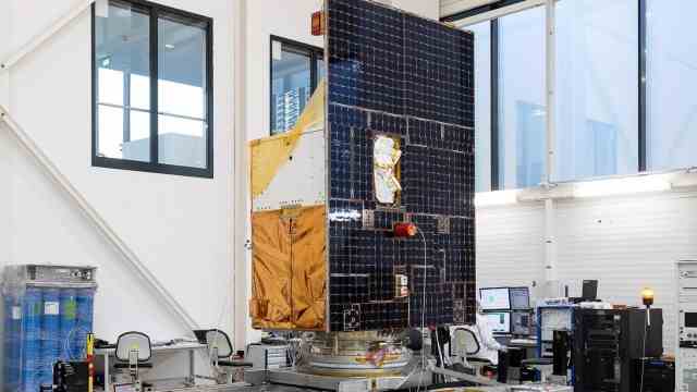 Space travel: Looks a bit home-made here, but contains the latest technology: the new German hyperspectral satellite "Enmap".