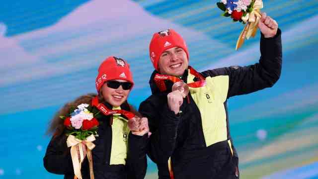 Paralympics: The youngest member of the German team: 15-year-old Linn Kazmaier (left) at the award ceremony.