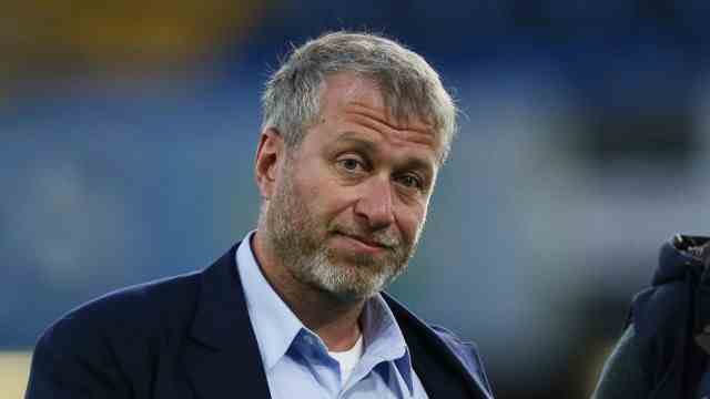 Premier League: On "prominent Kremlin-affiliated oligarch"who talks about his closeness to Putin "material benefits" obtained: This is how Roman Abramovich is described in a UK government sanctions list.
