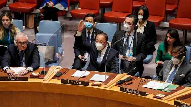 Der chinesische Botschaft bei der UN, Zhang Jun, stimmt für eine Resolution, die Russland eingebracht hat: Sie fand aber keine Mehrheit.:  (Quelle: dpa/John Minchillo)