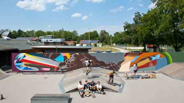 Youth project in Grafing: The Ebersberg skate park with art by Daniel Man on the wall.