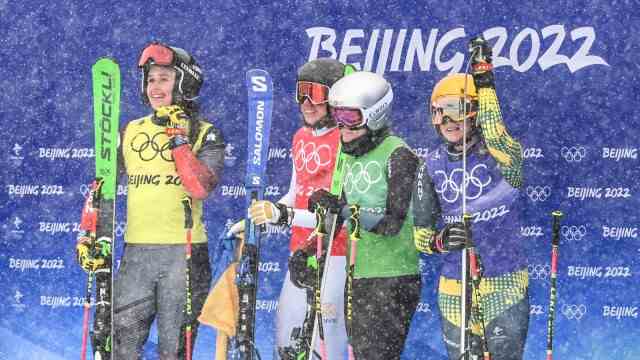 Skicrosser Daniela Meier: Waiting for the video evidence: Daniela Maier, Fanny Smith and Olympic champion Sandra Näslund (from left) at the finish of the snowcross competition in the China Games.