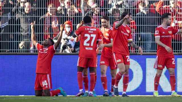 VfB Stuttgart: Taiwo Awoniyi (left) celebrates his penalty goal.  For a long time it seemed as if this goal would be enough for Union Berlin to win at home.