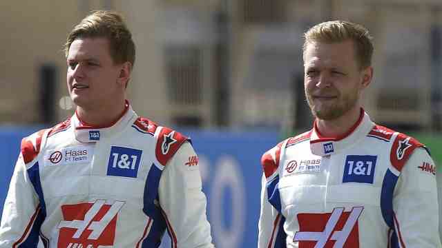 Test drives in Formula 1: New teammate: Mick Schumacher (left) has Dane Kevin Magnussen at his side, an experienced driver from the Haas racing team.  The contract with the Russian Nikita Masepin was terminated in response to the Ukraine war.