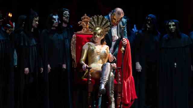 Opera: Career as a courtesan: Grete (with gold mask: Svetlana Aksenova) is a commodity from the start and becomes a prostitute after her Fritz leaves her.