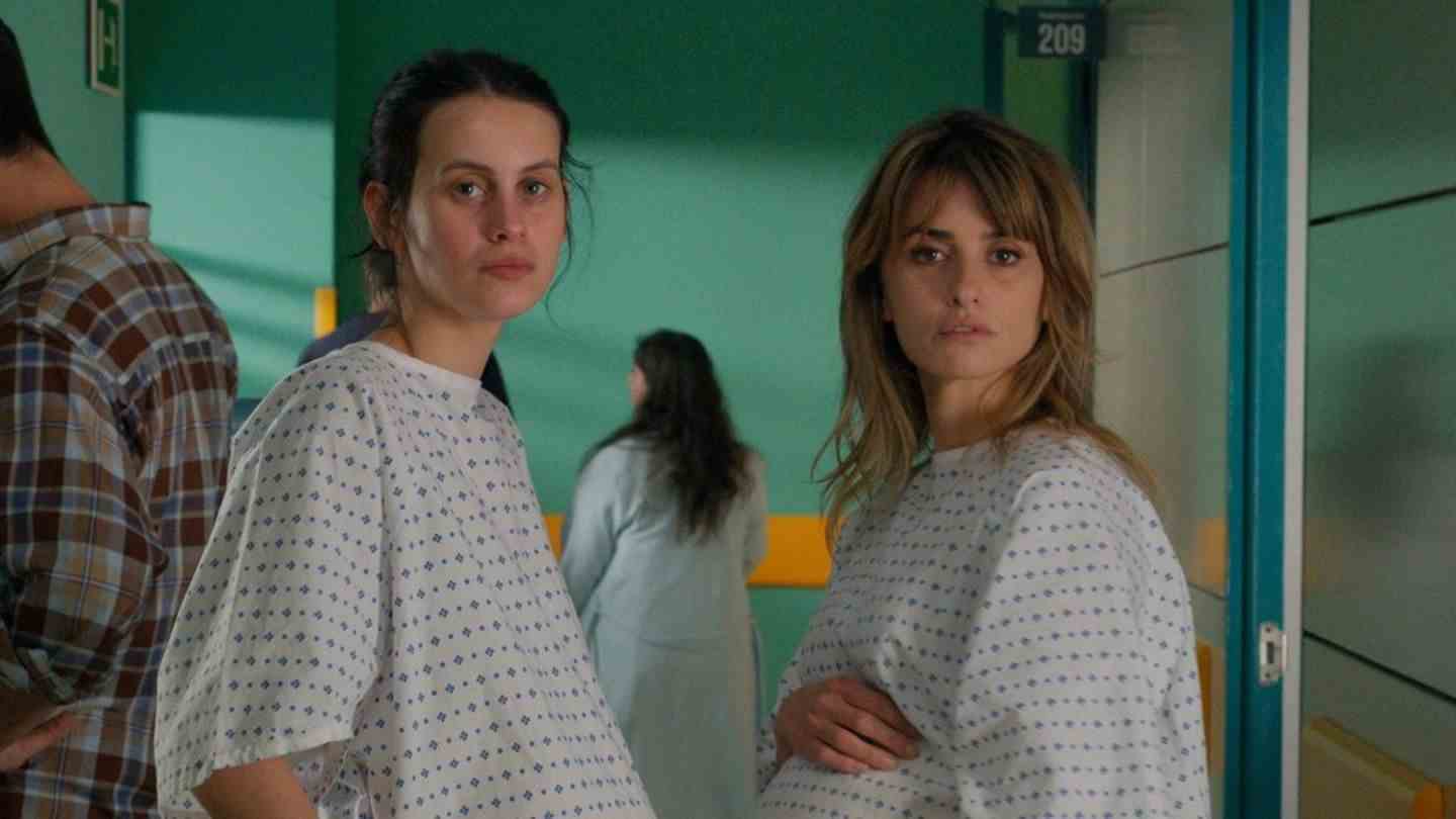 Janis (Penélope Cruz, right) and Ana (Milena Smit) are both expecting a child.