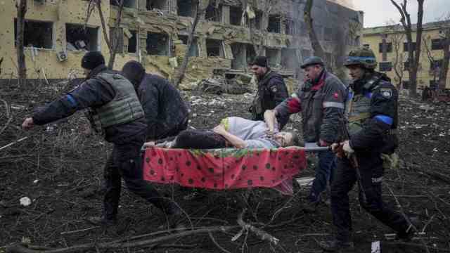 Ukraine War: One of the symbols of the war in Ukraine - an injured pregnant woman is brought from a shelled maternity hospital in Mariupol.  She did not survive, and other people were also killed.
