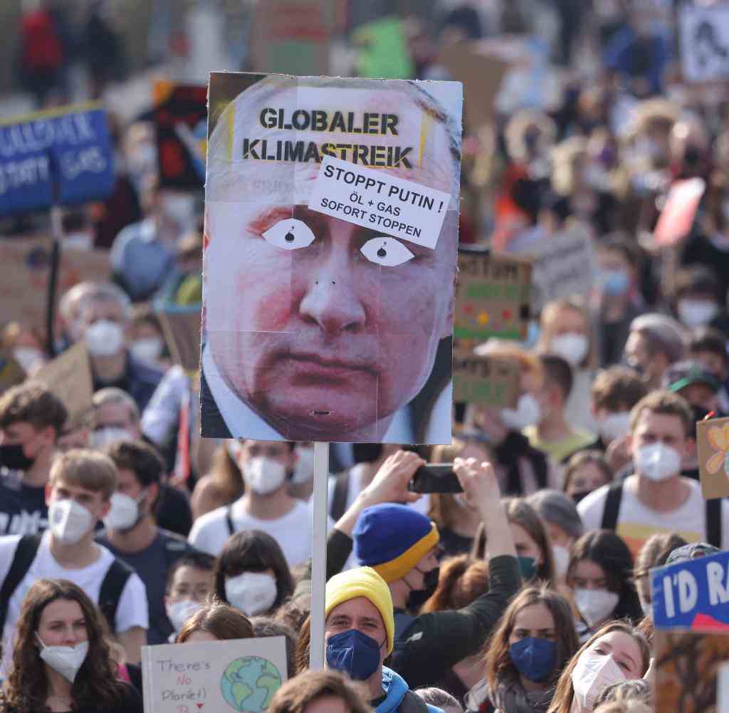 Klimaschutzaktivisten von Fridays for Future hatten zuletzt auch immer wieder gegen die Abhängigkeit von russischem Öl und Gas demonstriert