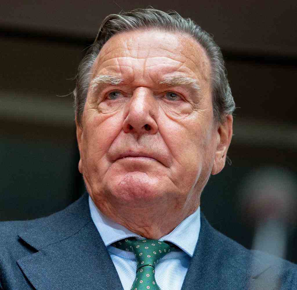 Gerhard Schröder gilt als langjähriger Freund des russischen Präsidenten Putin. Der 77-Jährige ist unter anderem Aufsichtsratschef beim staatlichen russischen Energiekonzern Rosneft