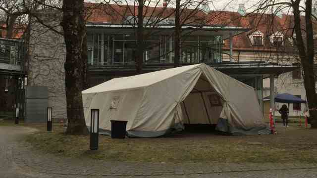 Effects of the Ukraine war: Mobile waiting room: A tent was set up in the courtyard of the district office for refugees from Ukraine who collect their electronic residence permit and financial support.