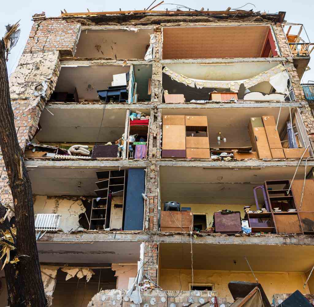 Ein zerstörtes Wohnhaus in der ukrainischen Hauptstadt Kiew
