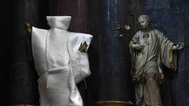Fundraising campaign for the Ukraine: There is a lack of packaging material and transport options to save art and religious treasures.  Only one of the two figures of saints in the Jesuit Church of St. Peter and Paul in Lviv is wrapped protectively.