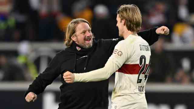 VfB Stuttgart: Great relief after the end of the game: sports director Sven Mislintat (left) with Borna Sosa.