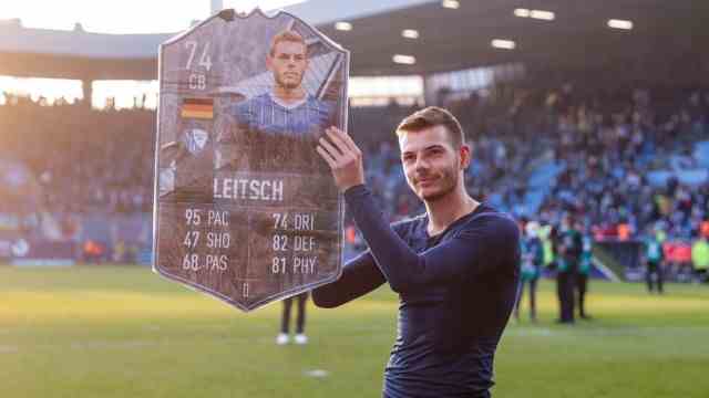 VfL Bochum: "Nice keepsake": Bochum's defender Maxim Leitsch gets a video game-style poster from the fans after the win against Fürth.